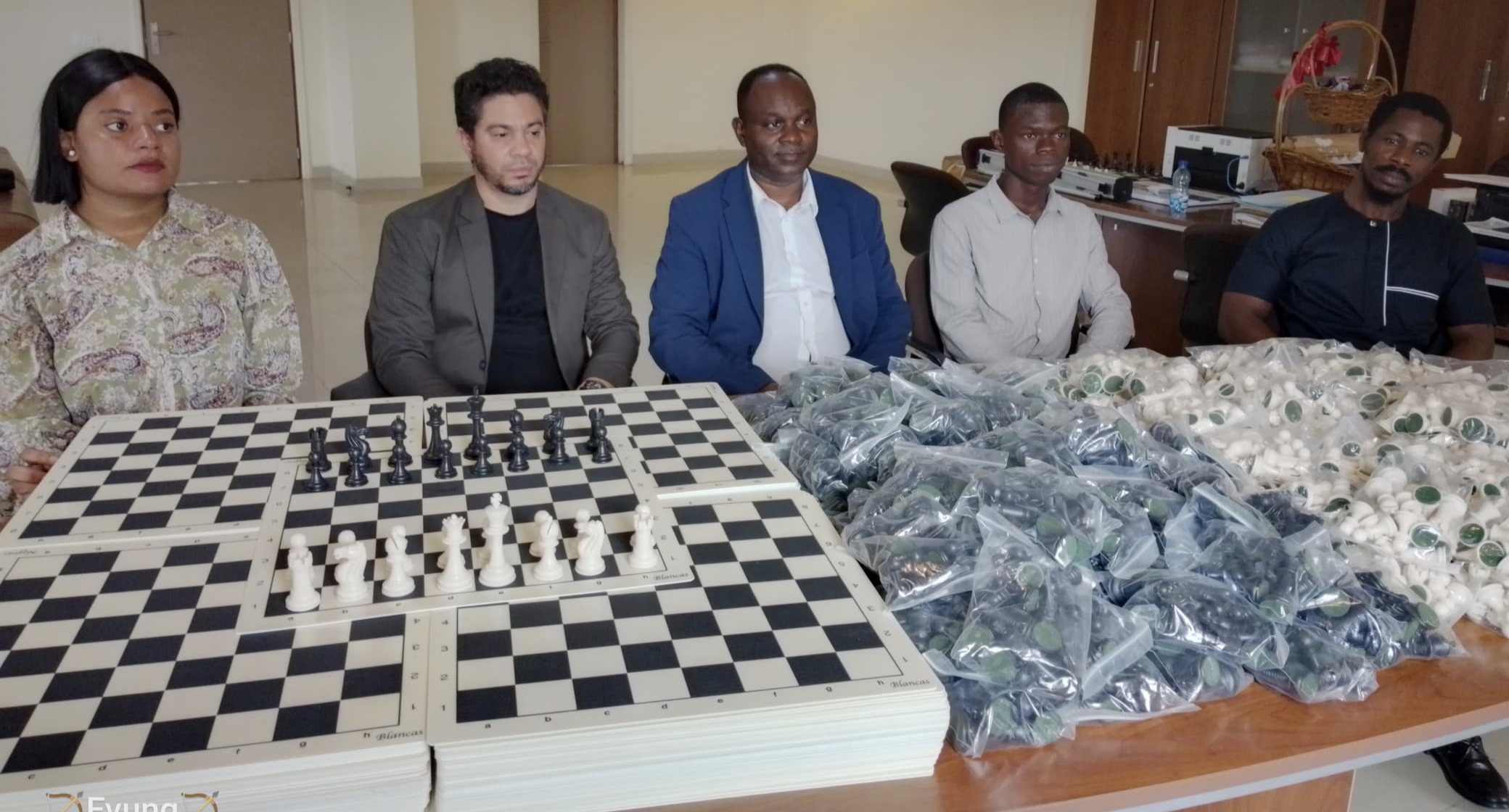 La FENAGE recibe el material donado por el Club Tortosa de España